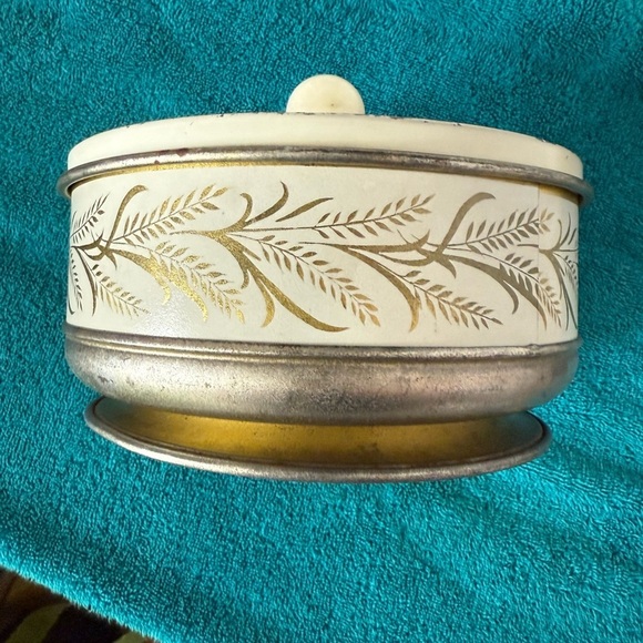 Vintage MCM Guildcraft Tin Container Round  New York USA ~ White w/ Gold Leaves - Picture 2 of 7